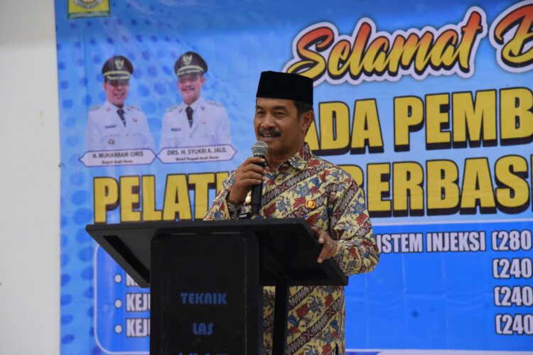 Wabup Aceh Besar Drs Syukri A Jalil sedang memberikan arahan dan membuka pelatihan berbasis kompetensi kejuruan yang digelar oleh Dinas tenaga kerja dan transmigrasi Kabupaten Aceh Besar bertempat aula Disnaskertrans Kota Jantho Kamis 11092025 FOTOMC ACEH BESAR KETIKKABARcom Wabup Aceh Besar Drs Syukri A Jalil sedang memberikan arahan dan membuka pelatihan berbasis kompetensi kejuruan yang digelar oleh Dinas tenaga kerja dan transmigrasi Kabupaten Aceh Besar bertempat aula Disnaskertrans Kota Jantho Kamis 11092025 FOTOMC ACEH BESAR