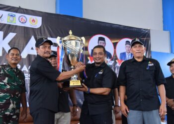 Wakil Bupati Aceh Besar Drs Syukri A Jalil meenyerahkan Piala Juara Umum PORKAB 2025 kepada Ketua Kontingen atau Camat Darul Imarah M. Basir S,STP MSi di Jantho Sport City, Kota Jantho, Jum'at (12/09/2025) sore. FOTO/MC ACEH BESAR