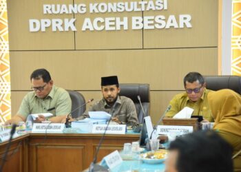 Sekda Aceh Besar Bahrul Jamil, SSos MSi sedang memberikan arahan pada rapat pembahasan rancangan qanun Kabupaten Aceh Besar tentang rencana pembangunan jangka menengah daerah (RPJMD) Kabupaten Aceh Besar Tahun 2025 - 2029, bertempat ruang Rapat DPRK Aceh Besar, Kota Jantho, Senin (15/09/2025). FOTO/MC ACEH BESAR