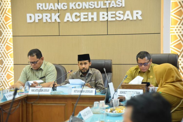 Sekda Aceh Besar Bahrul Jamil SSos MSi sedang memberikan arahan pada rapat pembahasan rancangan qanun Kabupaten Aceh Besar tentang rencana pembangunan jangka menengah daerah RPJMD Kabupaten Aceh Besar Tahun 2025 2029 bertempat ruang Rapat DPRK Aceh Besar Kota Jantho Senin 15092025 FOTOMC ACEH BESAR KETIKKABARcom Sekda Aceh Besar Bahrul Jamil SSos MSi sedang memberikan arahan pada rapat pembahasan rancangan qanun Kabupaten Aceh Besar tentang rencana pembangunan jangka menengah daerah RPJMD Kabupaten Aceh Besar Tahun 2025 2029 bertempat ruang Rapat DPRK Aceh Besar Kota Jantho Senin 15092025 FOTOMC ACEH BESAR