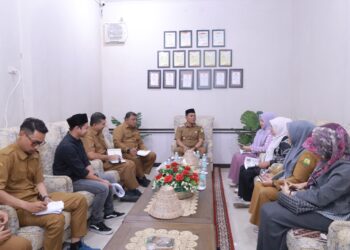Bupati Aceh Besar H. Muharram Idris memberi arahan kepada Ketua dan Pengurus Dekranasda pada rapat pembahasan program kerja Dekranasda Aceh Besar di Gedung Dekranasda Aceh Besar, Selasa (16/9/2025). FOTO/MC ACEH BESAR