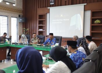 Wakil Bupati Aceh Besar Drs H Syukri foto bersama rombongan Universitas Prima Indonesia, di ruang rapat Kantor Bupati Aceh Besar, Rabu (17/9/2025). FOTO/ PROKOPIM PEMKAB ACEH BESAR