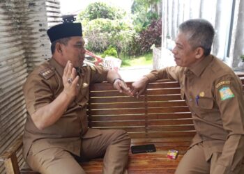 Bupati Aceh Besar, H. Muharram Idris (Syech Muharram) berbincang dengan Kepala DLH Aceh Besar H Muwardi SH, di Gedung Dekranasda, Gampong Gani, Kecamatan Ingin Jaya, pada Selasa (16/9/2025). FOTO/ MC ACEH BESAR