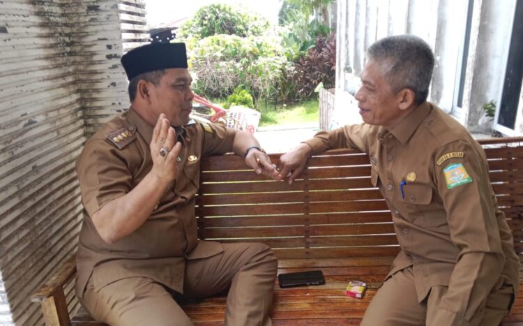 Bupati Aceh Besar H Muharram Idris Syech Muharram berbincang dengan Kepala DLH Aceh Besar H Muwardi SH di Gedung Dekranasda Gampong Gani Kecamatan Ingin Jaya pada Selasa 1692025 FOTO MC ACEH BESAR KETIKKABARcom Bupati Aceh Besar H Muharram Idris Syech Muharram berbincang dengan Kepala DLH Aceh Besar H Muwardi SH di Gedung Dekranasda Gampong Gani Kecamatan Ingin Jaya pada Selasa 1692025 FOTO MC ACEH BESAR