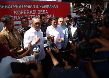 Wakil Gubernur Aceh, Fadhlullah, S.E., mendampingi Menko Bidang Pangan, Zulkifli Hasan, meninjau Koperasi Desa Merah Putih (KDMP) di Geucheu Komplek, Banda Aceh, Kamis (18/9/2025). FOTO/Humprov