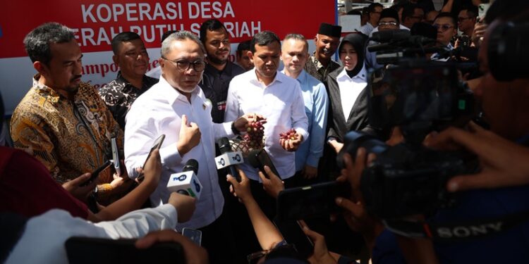 Wakil Gubernur Aceh Fadhlullah SE mendampingi Menko Bidang Pangan Zulkifli Hasan meninjau Koperasi Desa Merah Putih KDMP di Geucheu Komplek Banda Aceh Kamis 1892025 FOTOHumprov KETIKKABARcom Wakil Gubernur Aceh Fadhlullah SE mendampingi Menko Bidang Pangan Zulkifli Hasan meninjau Koperasi Desa Merah Putih KDMP di Geucheu Komplek Banda Aceh Kamis 1892025 FOTOHumprov