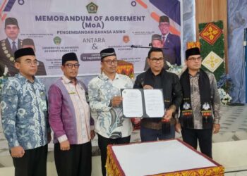 Kepala UPT Pusat Bahasa UIN Ar-Raniry, T Murdani PhD, bersama Kepala MAN 1 Aceh Barat, Faisal MPd, menandatangani Memorandum of Agreement (MoA) di Aula MAN 1 Aceh Barat, Jumat (19/9/2025). Prosesi turut disaksikan Rektor UIN Ar-Raniry, Prof Dr Mujiburrahman, serta Kepala Kankemenag Aceh Barat, H Abrar Zym.