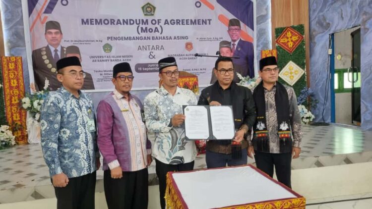 Kepala UPT Pusat Bahasa UIN Ar Raniry T Murdani PhD bersama Kepala MAN 1 Aceh Barat Faisal MPd menandatangani Memorandum of Agreement MoA di Aula MAN 1 Aceh Barat Jumat 1992025 Prosesi turut disaksikan Rektor UIN Ar Raniry Prof Dr Mujiburrahman serta Kepala Kankemenag Aceh Barat H Abrar Zym