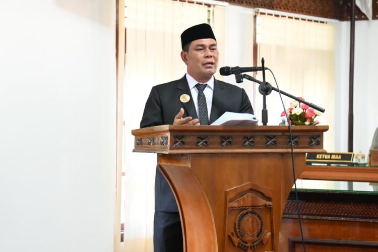 Bupati Aceh Besar H Muharram Idris menyampaikan tanggapan terhadap rancangan Qanun tentang pengelolaan keuangan daerah dan rancangan Qanun tentang penyelenggaran cadangan pangan di Ruang Rapat Paripurna DPRK Jumat 19092025 FOTOMC ACEH BESAR KETIKKABARcom Bupati Aceh Besar H Muharram Idris menyampaikan tanggapan terhadap rancangan Qanun tentang pengelolaan keuangan daerah dan rancangan Qanun tentang penyelenggaran cadangan pangan di Ruang Rapat Paripurna DPRK Jumat 19092025 FOTOMC ACEH BESAR
