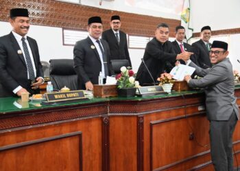 Bupati Aceh Besar, H Muharram Idris, menandatangani berita acara Pendapat Akhir Fraksi-Fraksi DPRK Aceh Besar terhadap Rancanangan Qanun Kabupaten Aceh Besar Tentang RPJMD tahun 2025-2029, di Ruang Rapat Paripurna DPRK Aceh Besar, Kota Jantho, Jumat (19/09/2025). FOTO/MC ACEH BESAR
