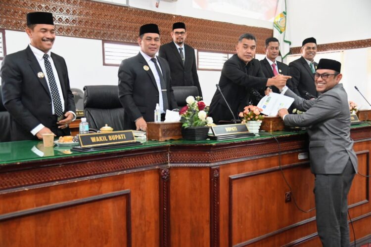 Bupati Aceh Besar H Muharram Idris menandatangani berita acara Pendapat Akhir FraksiFraksi DPRK Aceh Besar terhadap Rancanangan Qanun Kabupaten Aceh Besar Tentang RPJMD tahun 20252029 di Ruang Rapat Paripurna DPRK Aceh Besar Kota Jantho Jumat 19092025 FOTOMC ACEH BESAR KETIKKABARcom Bupati Aceh Besar H Muharram Idris menandatangani berita acara Pendapat Akhir Fraksi Fraksi DPRK Aceh Besar terhadap Rancanangan Qanun Kabupaten Aceh Besar Tentang RPJMD tahun 2025 2029 di Ruang Rapat Paripurna DPRK Aceh Besar Kota Jantho Jumat 19092025 FOTOMC ACEH BESAR