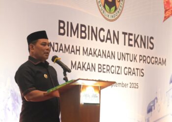 Bupati Aceh Besar, H. Muharram Idris Membuka Bimtek Penjamah Makanan Program MBG Wilayah I yang digelar oleh BGN RI di The Pade Hotel, Kecamatan Darul Imarah, Aceh Besar, Sabtu (21/9/2025). FOTO/MC ACEH BESAR