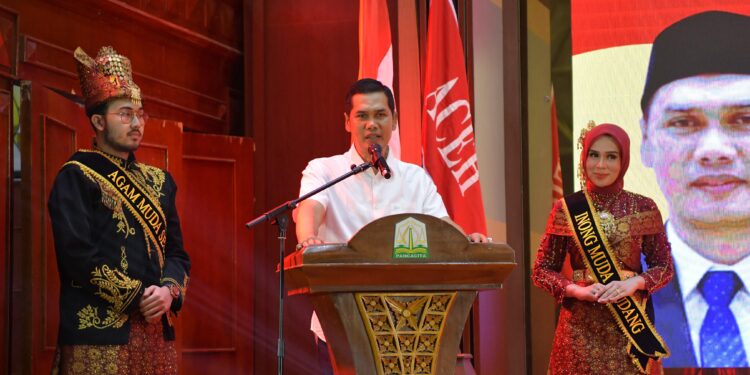 Sekretaris Daerah Aceh M Nasir SIP MPA memberi sambutan sekaligus menutus secara resmi Musyawarah Nasional Muda Sedang ke II di Anjong Mon Mata Banda Aceh 21092025 KETIKKABARcom Sekretaris Daerah Aceh M Nasir SIP MPA memberi sambutan sekaligus menutus secara resmi Musyawarah Nasional Muda Sedang ke II di Anjong Mon Mata Banda Aceh 21092025