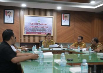 Sekretaris Daerah Aceh, M.Nasir rapat terkait penanganan dan penetapan sumur minyak masyarakat dengan Pemerintah Kupaten Bireun, Aceh Utara,Aceh Timur dan Aceh Tamiang secara zoom di ruang rapat Sekda Banda Aceh, 22/9/2025