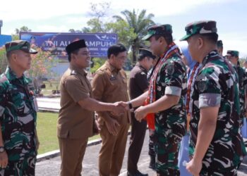 Bupati Aceh Besar, Muharram Idris (Syeh Muharram), berjabat tangan saat menyambut kedatangan Kepala Staf Angkatan Udara (Kasau) Marsekal TNI M. Tonny Harjono, S.E., M.M., beserta rombongan di Lanud Sultan Iskandar Muda (SIM), Kecamatan Blang Bintang, Senin (22/9/2025). FOTO/ MC ACEH BESAR