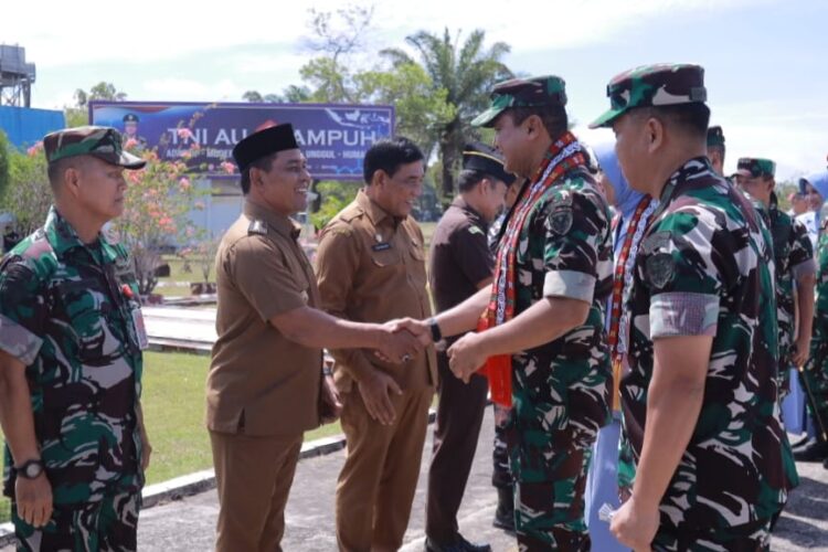 Bupati Aceh Besar Muharram Idris Syeh Muharram berjabat tangan saat menyambut kedatangan Kepala Staf Angkatan Udara Kasau Marsekal TNI M Tonny Harjono SE MM beserta rombongan di Lanud Sultan Iskandar Muda SIM Kecamatan Blang Bintang Senin 2292025 FOTO MC ACEH BESAR