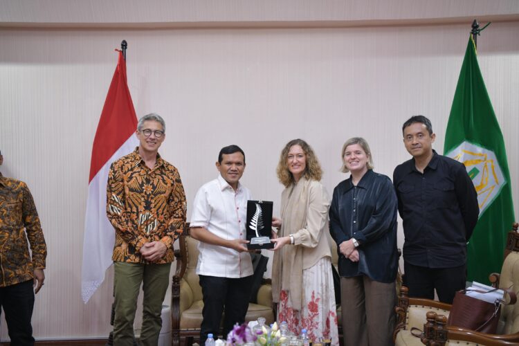 WhatsApp Image Wakil Gubernur Aceh Fadhlullah SE menerima kunjungan Dubes Selandia Baru Giselle Larcombe Deputy Head Of Mission New Zealand Embassy di Rumah Dinas Wakil Gubernur 2309202520250923 at 154904 KETIKKABARcom Wakil Gubernur Aceh Fadhlullah SE menerima kunjungan Dubes Selandia Baru Giselle Larcombe Deputy Head Of Mission New Zealand Embassy di Rumah Dinas Wakil Gubernur 23092025