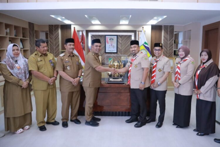 Bupati Aceh Besar H Muharram Idris didampingi Wabup Aceh Besar Drs H Syukri dan Sekdakab Aceh Besar Bahrul Jamil Ssos MSi menerima piala juara umum yang diraih Kwarcab Pramuka Aceh Besar pada Musabaqah Tunas Ramadhan ke24 tahun 2025 dari Ketua Kwarcab Pramuka Aceh Besar Muhammad Iswanto SSTP MM di ruang kerja Bupati Aceh Besar Selasa 2392025 FOTO PROKOPIM PEMKAB ACEH BESAR KETIKKABARcom Bupati Aceh Besar H Muharram Idris didampingi Wabup Aceh Besar Drs H Syukri dan Sekdakab Aceh Besar Bahrul Jamil Ssos MSi menerima piala juara umum yang diraih Kwarcab Pramuka Aceh Besar pada Musabaqah Tunas Ramadhan ke 24 tahun 2025 dari Ketua Kwarcab Pramuka Aceh Besar Muhammad Iswanto SSTP MM di ruang kerja Bupati Aceh Besar Selasa 2392025 FOTO PROKOPIM PEMKAB ACEH BESAR