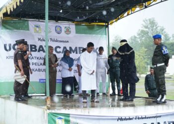 Prosesi uqubat cambuk terhadap terpidana jarimah maisir, bertempat di halaman Masjid Al-Munawwarah, Kota Jantho, Senin (22/09/2025). FOTO/MC ACEH BESAR