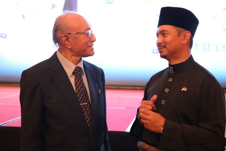Wali Nanggroe berbincangbincang dengan En Shahril Nizam Abdul Malek Konsul Jeneral Malaysia di Medan KETIKKABARcom Wali Nanggroe berbincang bincang dengan En Shahril Nizam Abdul Malek Konsul Jeneral Malaysia di Medan