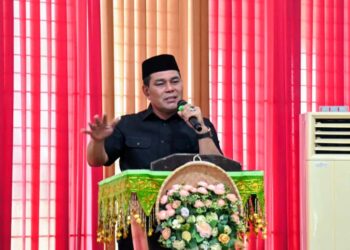 Bupati Aceh Besar, H Muharram Idris menyampaikan sambutan dan membuka acara Pelaksanaan FGD Evaluasi Penerapan Sistem Pendidikan Terpadu di Gedung Dekranasda, Gampong Gani, Kecamatan Ingin Jaya, Aceh Besar, Sabtu (27/09/2025). FOTO/MC ACEH BESAR
