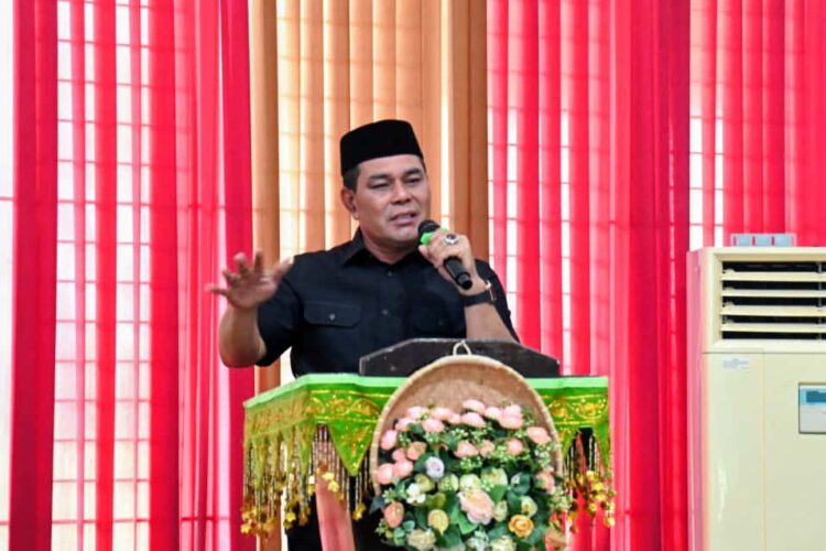 Bupati Aceh Besar H Muharram Idris menyampaikan sambutan dan membuka acara Pelaksanaan FGD Evaluasi Penerapan Sistem Pendidikan Terpadu di Gedung Dekranasda Gampong Gani Kecamatan Ingin Jaya Aceh Besar Sabtu 27092025 FOTOMC ACEH BESAR
