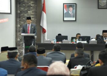Sekretaris Daerah Aceh, M. Nasir, S.IP., MPA, menyampaikan Nota keuangan dan rencana Qanun Aceh tentang APBA perubahan Tahun 2025 di gedung Serbaguna DPR Aceh, Jum’at, 26/9/2025