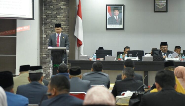 Sekretaris Daerah Aceh M Nasir SIP MPA menyampaikan Nota keuangan dan rencana Qanun Aceh tentang APBA perubahan Tahun 2025 di gedung Serbaguna DPR Aceh Jumat 2692025