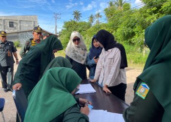 Petugas Satpol PP dan WH Aceh Besar melakukan pendataan terhadap pengendara yang terjaring razia busana islami, di Jalan Lintas Banda Aceh-Meulaboh, tepatnya di Gampong Lam Geu Eu, Kecamatan Peukan Bada, Kabupaten Aceh Besar, Sabtu (27/9/2025) sore. FOTO/ MC ACEH BESAR