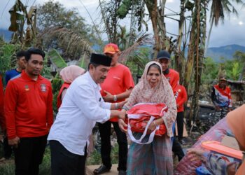 Wakil Bupati Aceh Besar, Drs. Syukri A Jalil salurkan bantuan masa panik untuk korban kebakaran di Gampong Pantee Rawa, Kecamatan Sukamakmur, Minggu (28/09/2025) sore. FOTO/MC ACEH BESAR