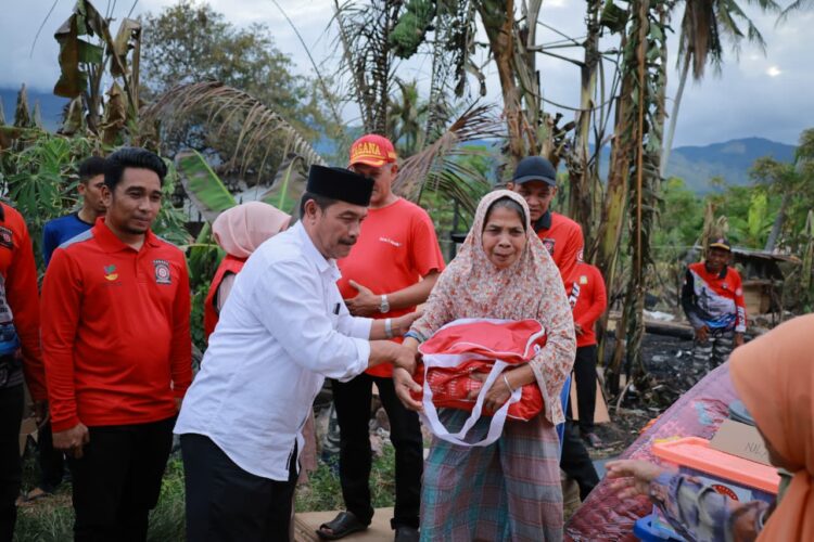 Wakil Bupati Aceh Besar Drs Syukri A Jalil salurkan bantuan masa panik untuk korban kebakaran di Gampong Pantee Rawa Kecamatan Sukamakmur Minggu 28092025 sore FOTOMC ACEH BESAR KETIKKABARcom Wakil Bupati Aceh Besar Drs Syukri A Jalil salurkan bantuan masa panik untuk korban kebakaran di Gampong Pantee Rawa Kecamatan Sukamakmur Minggu 28092025 sore FOTOMC ACEH BESAR