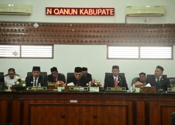 Wakil Bupati Aceh Besar Drs Syukri A Jalil menerima pandangan umum yang disampaikan Fraksi Fraksi DPRK Aceh Besar terkait APBK Perubahan pada Sidang Paripurna Ke 8 di Kota Jantho Senin 29092025 FOTOMC ACEH BESAR