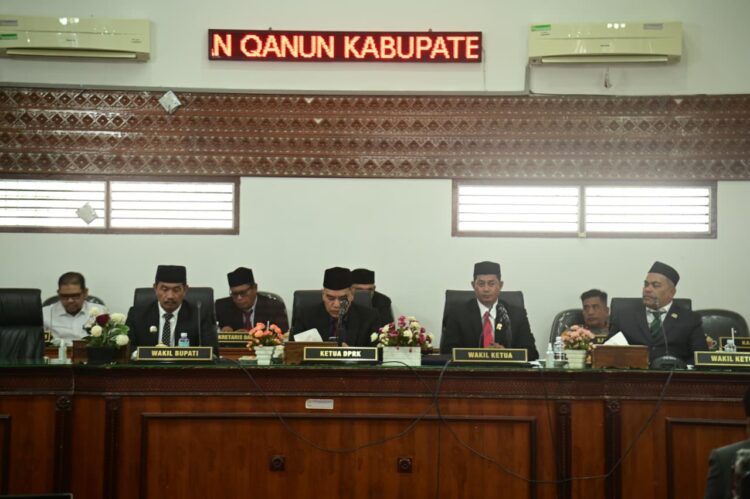 Wakil Bupati Aceh Besar Drs Syukri A Jalil menerima pandangan umum yang disampaikan Fraksi Fraksi DPRK Aceh Besar terkait APBK Perubahan pada Sidang Paripurna Ke8 di Kota Jantho Senin 29092025 FOTOMC ACEH BESAR KETIKKABARcom Wakil Bupati Aceh Besar Drs Syukri A Jalil menerima pandangan umum yang disampaikan Fraksi Fraksi DPRK Aceh Besar terkait APBK Perubahan pada Sidang Paripurna Ke 8 di Kota Jantho Senin 29092025 FOTOMC ACEH BESAR