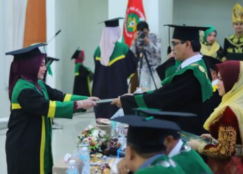 Universitas Islam Negeri (UIN) Ar-Raniry Banda Aceh menyelenggarakan Wisuda Gelombang III Tahun 2025 yang berlangsung selama tiga hari, mulai 30 September hingga 2 Oktober 2025, di Auditorium Prof. Ali Hasjmy, Darussalam. (30/9/2025)