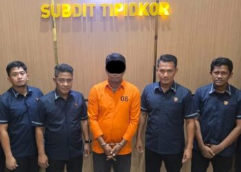 Penyidik Subdirektorat Tindak Pidana Korupsi (Tipidkor) Direktorat Reserse Kriminal Khusus (Ditreskrimsus) Polda Aceh menahan mantan Kepala Kantor Pos Cabang Pembantu (KCP) Rimo, Aceh Singkil, berinisial DW (43), Selasa (30/9/2025).