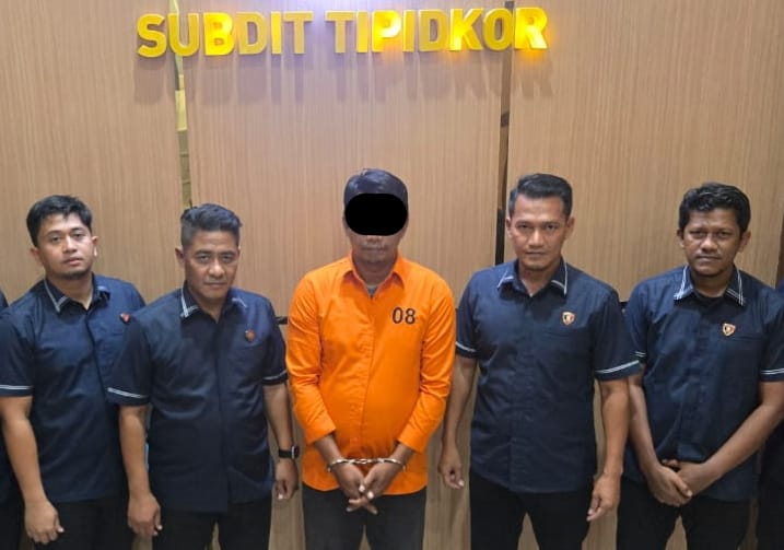 Penyidik Subdirektorat Tindak Pidana Korupsi Tipidkor Direktorat Reserse Kriminal Khusus Ditreskrimsus Polda Aceh menahan mantan Kepala Kantor Pos Cabang Pembantu KCP Rimo Aceh Singkil berinisial DW 43 Selasa 3092025 KETIKKABARcom Penyidik Subdirektorat Tindak Pidana Korupsi Tipidkor Direktorat Reserse Kriminal Khusus Ditreskrimsus Polda Aceh menahan mantan Kepala Kantor Pos Cabang Pembantu KCP Rimo Aceh Singkil berinisial DW 43 Selasa 3092025