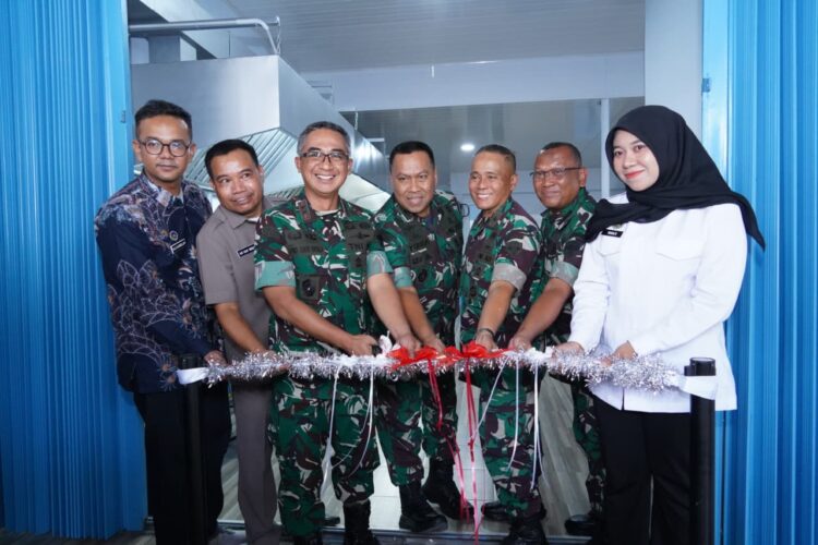 Pangdam IM Mayor Jenderal TNI Joko Hadi Susilo SIP meresmikan Usaha Dapur Umum Program Makan Bergizi Gratis yang digagas Puskop Kartika Iskandar Muda Selasa 3092025 di Banda Aceh
