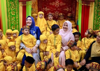 Bunda PAUD Aceh, Marlina Muzakir, didampingi Ketua Pokja Bunda PAUD Aceh, Mukarramah Fadhlullah, serta Wakil Ketua Pokja Bunda PAUD Aceh, Malahayati M. Nasir, menyambut anak-anak PAUD di Pendopo Gubernur Aceh, Banda Aceh, Kamis (18/9/2025). FOTO/Humprov