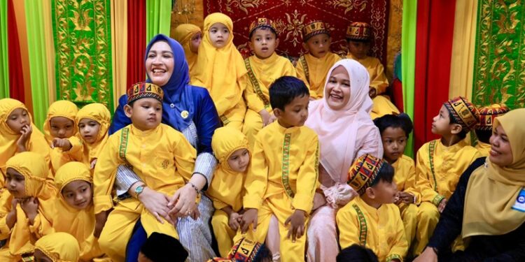 Bunda PAUD Aceh Marlina Muzakir didampingi Ketua Pokja Bunda PAUD Aceh Mukarramah Fadhlullah serta Wakil Ketua Pokja Bunda PAUD Aceh Malahayati M Nasir menyambut anak anak PAUD di Pendopo Gubernur Aceh Banda Aceh Kamis 1892025 FOTOHumprov