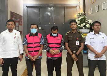 Dua tersangka kasus dugaan korupsi anggaran SPPD Inspektorat Kabupaten Aceh Besar saat dieksekusi ke tahanan oleh Penyidik Kejari Aceh Besar, Kamis, 18 September 2025. FOTO/Ist