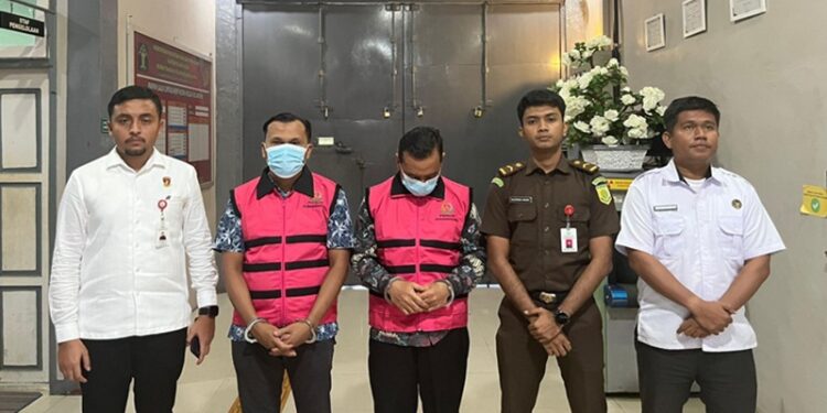 Dua tersangka kasus dugaan korupsi anggaran SPPD Inspektorat Kabupaten Aceh Besar saat dieksekusi ke tahanan oleh Penyidik Kejari Aceh Besar Kamis 18 September 2025 FOTOIst KETIKKABARcom Dua tersangka kasus dugaan korupsi anggaran SPPD Inspektorat Kabupaten Aceh Besar saat dieksekusi ke tahanan oleh Penyidik Kejari Aceh Besar Kamis 18 September 2025 FOTOIst