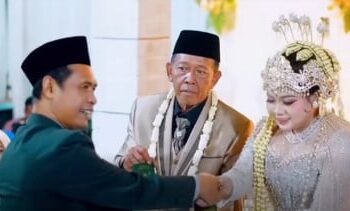 Kakek 74 tahun menikahi gadis 24 tahun di Pacitan dengan mahar uang 3 miliar Ⓒ Hak cipta foto di atas dikembalikan sesungguhnya kepada pemilik foto