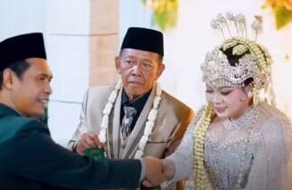 Kakek 74 tahun menikahi gadis 24 tahun di Pacitan dengan mahar uang 3 miliar Ⓒ Hak cipta foto di atas dikembalikan sesungguhnya kepada pemilik foto KETIKKABARcom Kakek 74 tahun menikahi gadis 24 tahun di Pacitan dengan mahar uang 3 miliar Ⓒ Hak cipta foto di atas dikembalikan sesungguhnya kepada pemilik foto