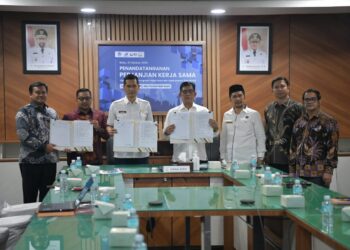 Sekda Aceh, M. Nasir, S.IP, MPA, didampingi Asisten Administrasi Umum Sekda Aceh, Muhammad Diwarsyah, Kepala BPKA, Reza Saputra, Kepala ESDM Aceh, Taufik melakukan Penandatanganan Perjanjian Kerja Sama Optimalisasi Pemungutan Pajak Pusat dan Pajak Daerah, DJP, DJPK,Pemda dengan Direktur Jenderal Pajak Kementerian Keuangan RI, Bimo Wijayanto secara Zoom Meeting, ruang rapat sekda Aceh, kantor gubernur Aceh, Rabu, 15/10/2025.
