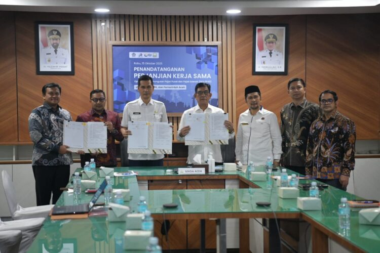Sekda Aceh M Nasir SIP MPA didampingi Asisten Administrasi Umum Sekda Aceh Muhammad Diwarsyah Kepala BPKA Reza Saputra Kepala ESDM Aceh Taufik melakukan Penandatanganan Perjanjian Kerja Sama Optimalisasi Pemungutan Pajak Pusat dan Pajak Daerah DJP DJPKPemda dengan Direktur Jenderal Pajak Kementerian Keuangan RI Bimo Wijayanto secara Zoom Meeting ruang rapat sekda Aceh kantor gubernur Aceh Rabu 15102025 KETIKKABARcom Sekda Aceh M Nasir SIP MPA didampingi Asisten Administrasi Umum Sekda Aceh Muhammad Diwarsyah Kepala BPKA Reza Saputra Kepala ESDM Aceh Taufik melakukan Penandatanganan Perjanjian Kerja Sama Optimalisasi Pemungutan Pajak Pusat dan Pajak Daerah DJP DJPKPemda dengan Direktur Jenderal Pajak Kementerian Keuangan RI Bimo Wijayanto secara Zoom Meeting ruang rapat sekda Aceh kantor gubernur Aceh Rabu 15102025
