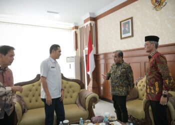 Sekretaris Daerah Aceh, M.Nasir. S.IP, MPA mengantar keberangkatan Ketua MPR RI, Ahmad Muzani kembali ke Jakarta usai melaksanakan kunjungan kerja di Aceh, dibandara VIP Sultan Iskandar Muda Blang Bintang Kab. Aceh Besar, 15/10/2025