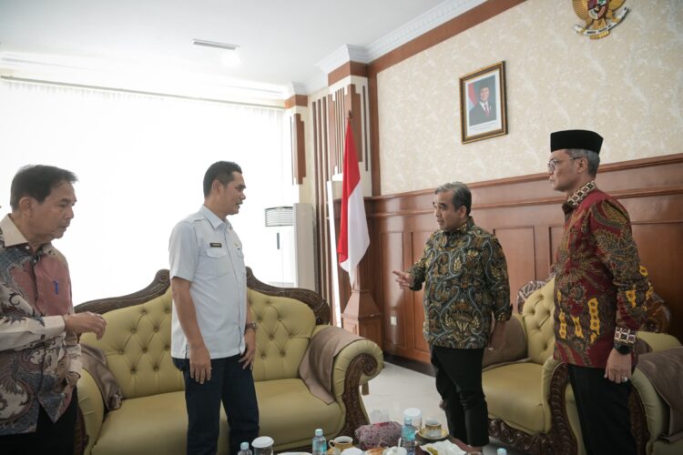 Sekretaris Daerah Aceh MNasir SIP MPA mengantar keberangkatan Ketua MPR RI Ahmad Muzani kembali ke Jakarta usai melaksanakan kunjungan kerja di Aceh dibandara VIP Sultan Iskandar Muda Blang Bintang Kab Aceh Besar 15102025