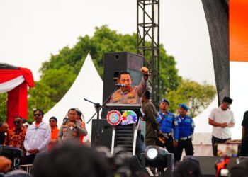Kapolri, Jenderal Listyo Sigit Prabowo saat menghadiri Apel Akbar Kebangsaan Buruh Indonesia yang digelar di Lapangan Botanical Jababeka, Bekasi, Rabu (15/10/2025).