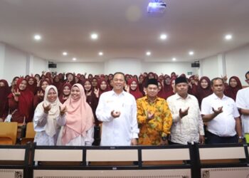 Wakil Rektor Bidang Akademik USK Prof Dr Ir Agussabti MSi IPU menerima kunjungan puluhan siswasantri dan guru dari Pesantren Modern Misbahul Ulum Kota Lhokseumawe di Ruang Kuliah Umum RKU 1 USK Banda Aceh Senin 13 Oktober 2025 FOTOHumas KETIKKABARcom Wakil Rektor Bidang Akademik USK Prof Dr Ir Agussabti MSi IPU menerima kunjungan puluhan siswasantri dan guru dari Pesantren Modern Misbahul Ulum Kota Lhokseumawe di Ruang Kuliah Umum RKU 1 USK Banda Aceh Senin 13 Oktober 2025 FOTOHumas