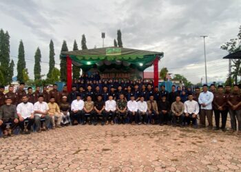 Pengurus Ikatan Pemuda Pelajar Mahasiswa Indrapuri (IPPEMINDRA) untuk periode bakti 2025–2029 foto Bersama dengan para tokoh masyarakat di Halaman Masjid Besar Abu Indrapuri, pada Sabtu (18/10/2025).